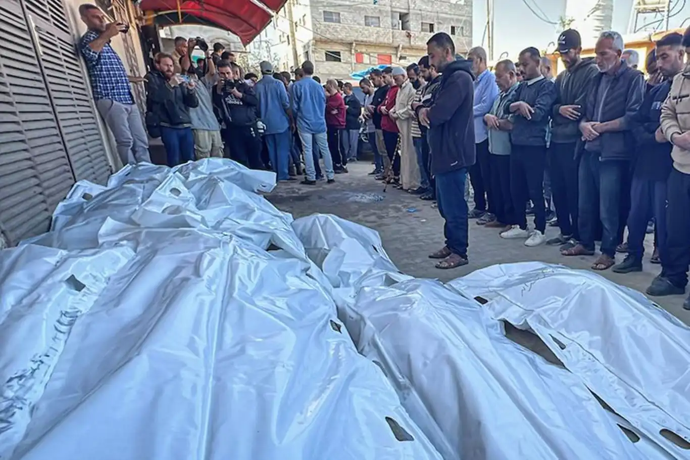 İşgal ordusu, Gazze'de ihlallerine bugün de devam etti: 4 şehit