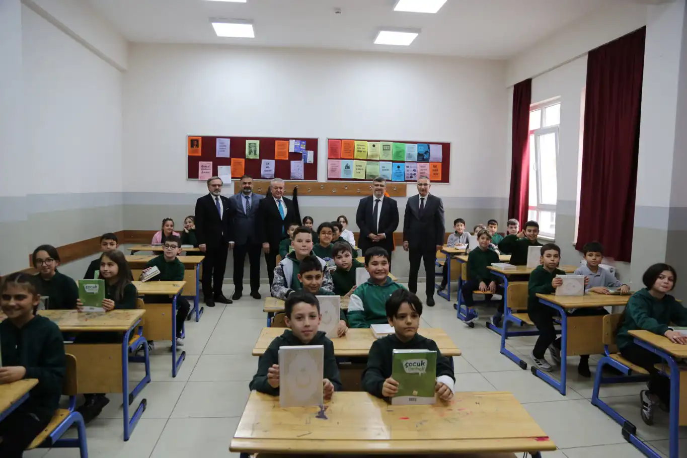 “Dersimi Seçiyorum Kur’an’ımı Alıyorum” projesi kapsamında öğretmenler ve öğrencilere anlamlı hediye