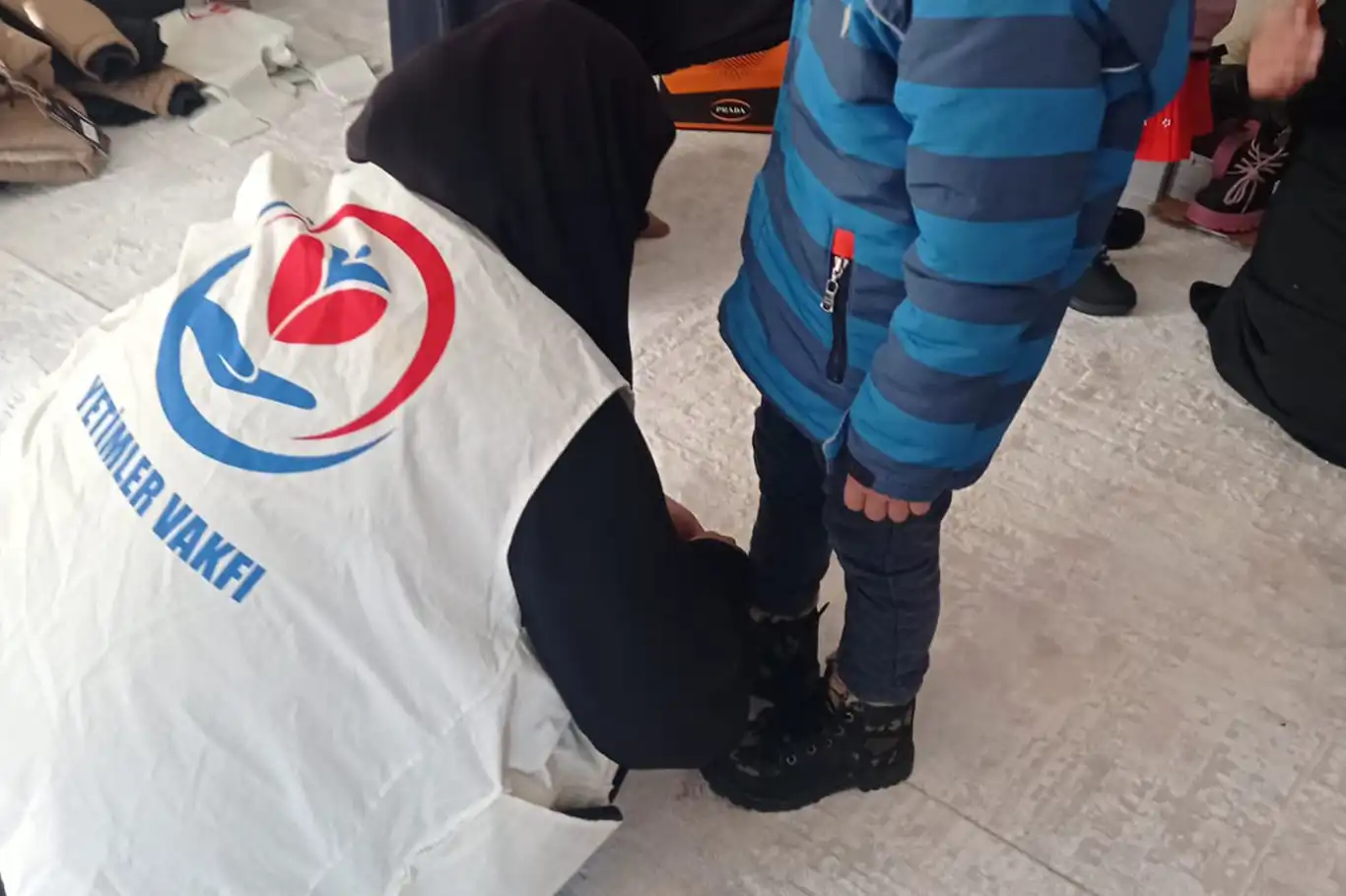 Yetimler Vakfı, Van’da onlarca çocuğa bot ve mont dağıttı