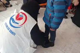 Yetimler Vakfı, Van’da onlarca çocuğa bot ve mont dağıttı