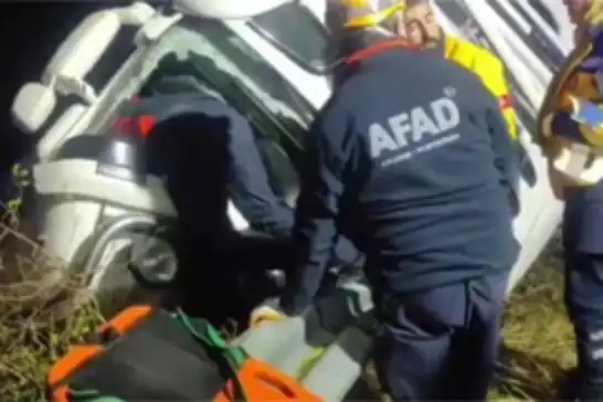 Elazığ’da bariyerlere çarpan kamyonun sürücüsü yaralandı