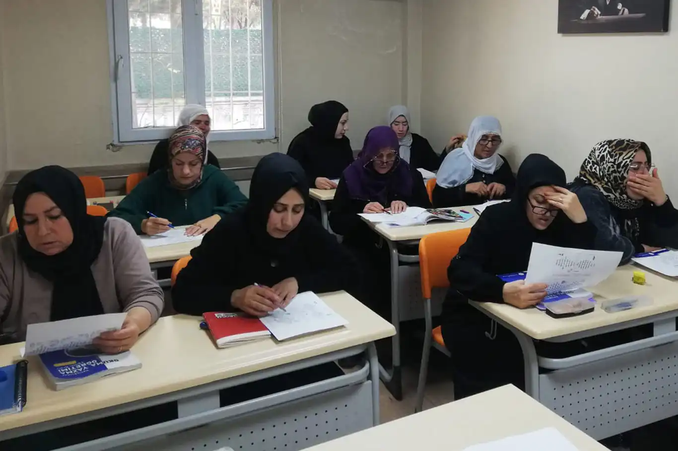 Kadınlara yönelik okuma yazma kursu devam ediyor
