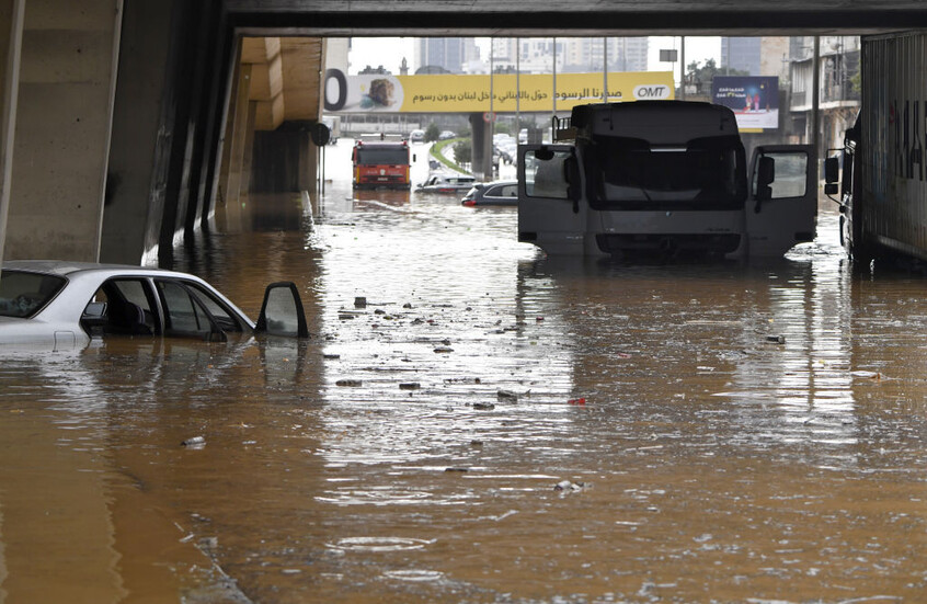 لبنان.. منخفض جوي يغرق وزارة العمل ويشل طرقات بيروت