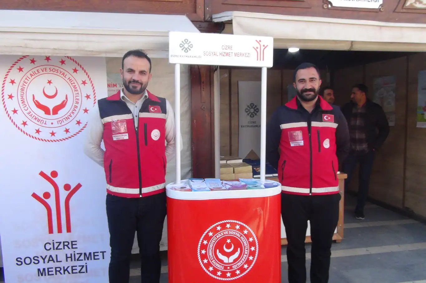 Kitap fuarında kurulan stantlarda halka bilgilendirici broşürler dağıtılıyor