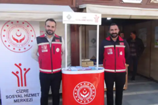 Kitap fuarında kurulan stantlarda halka bilgilendirici broşürler dağıtılıyor