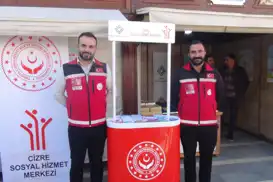 Kitap fuarında kurulan stantlarda halka bilgilendirici broşürler dağıtılıyor