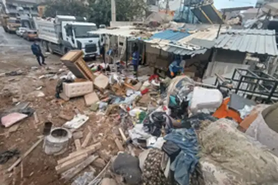 Mersin'de çöp ev temizlendi: 10 kamyon atık tahliye edildi