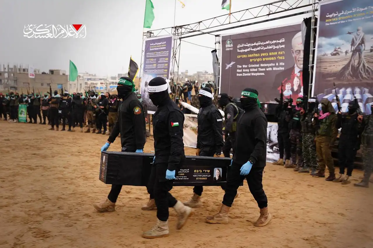 المقاومة تسلم جثة أسير إسرائيلي ضمن ترتيبات صفقة التبادل في غزة