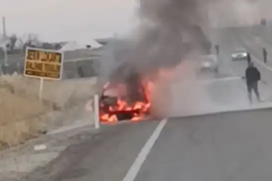 Diyarbakır'da alev alan araç korkuttu