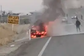 Diyarbakır'da alev alan araç korkuttu