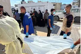 وزارة الصحة في غزة تستلم رفات 15 شهيداً عبر الصليب الأحمر