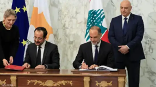 لبنان وقبرص يوقعان اتفاقًا لترسيم الحدود البحرية