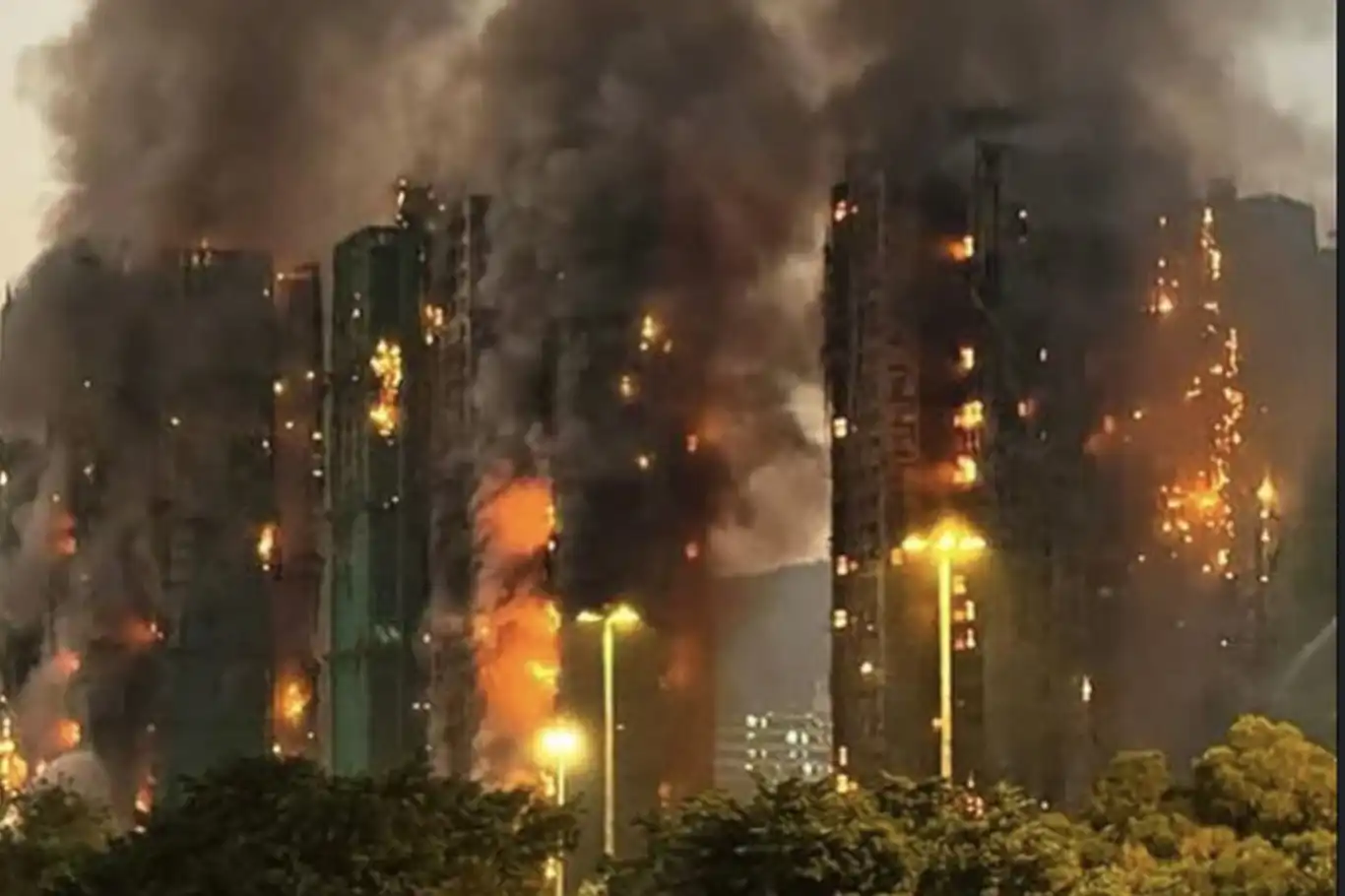 Hong Kong'daki yangında ölü sayısı 36'ya yükseldi