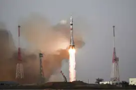 Bir Amerikalı ve iki Rus'u taşıyan uzay aracı yörüngeye girdi