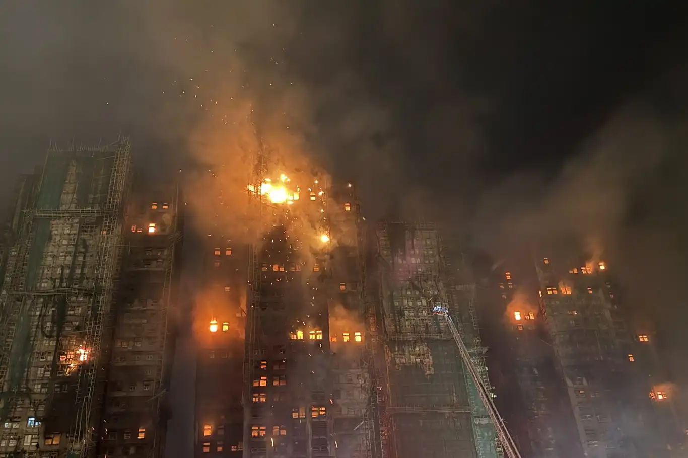 Hong Kong'daki büyük yangında ölü sayısı 55'e yükseldi