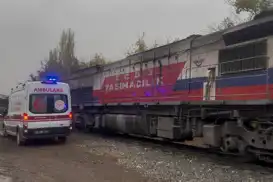 Rayların üzerine düşen yaşlı adam trenin altında kalarak yaralandı
