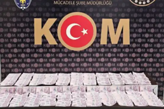 Antalya’da 273 bin TL’lik sahte parayı piyasaya sürmeye çalışan 5 kişi yakalandı