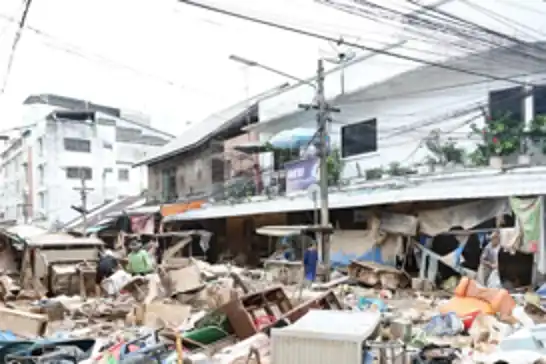 ژمارەی کوژراوەکانی لافاوەکەی تایلەند گەشتە ١٤٥ کەس