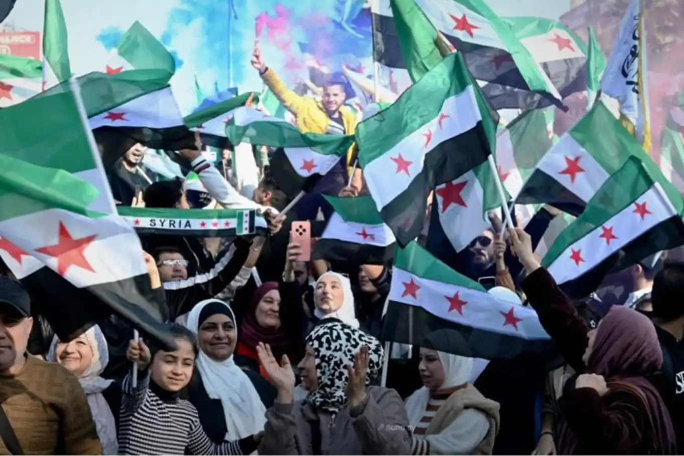 Suriye'de halk, Esad rejiminin devrilişini başlatan yolun birinci yılını kutluyor, işgal saldırılarını kınıyor