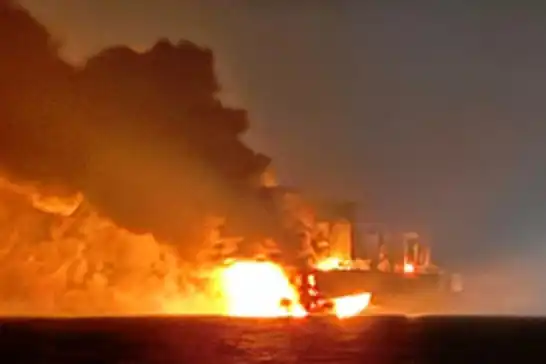 Karadeniz'de 2 gemide yangın