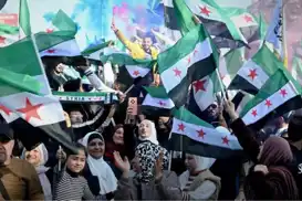 Gelê Sûriyeyê salvegera yekem a rêya ku dest bi rûxandina rejîma Esed kir pîroz kir û êrîşên îşxalkeran şermezar kir