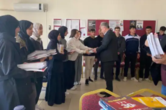 HÜDA PAR'lı Belediye Başkanı Özhan, üniversite adaylarına ücretsiz kaynak kitap dağıttı