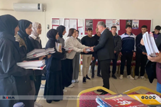 Serokê Şaredarîya Huda Parê Ozhan, ji xwendekaran re belaş kitêban belav kir