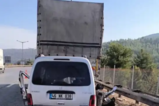 Mersin’de hafif ticari araç kamyona çarptı: 3 ölü, 3 yaralı