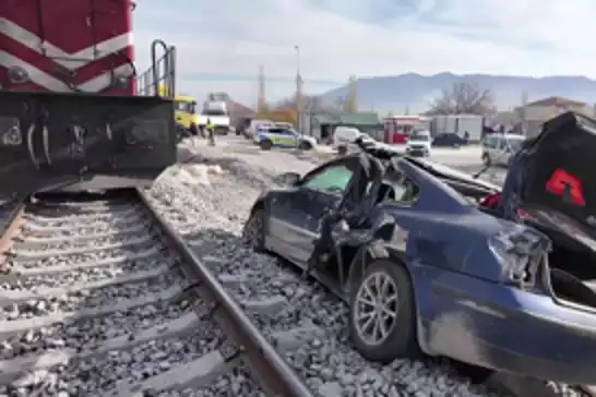 Malatya'da tren otomobile çarptı