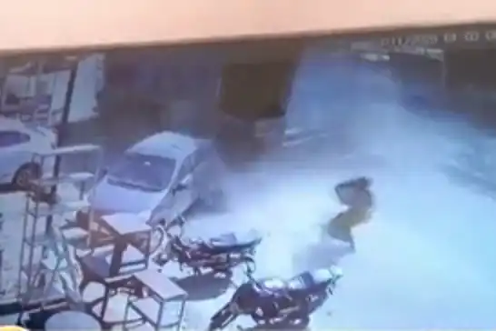 Hindistan'da kamyon, araçları ve yayaları biçti: 13 ölü