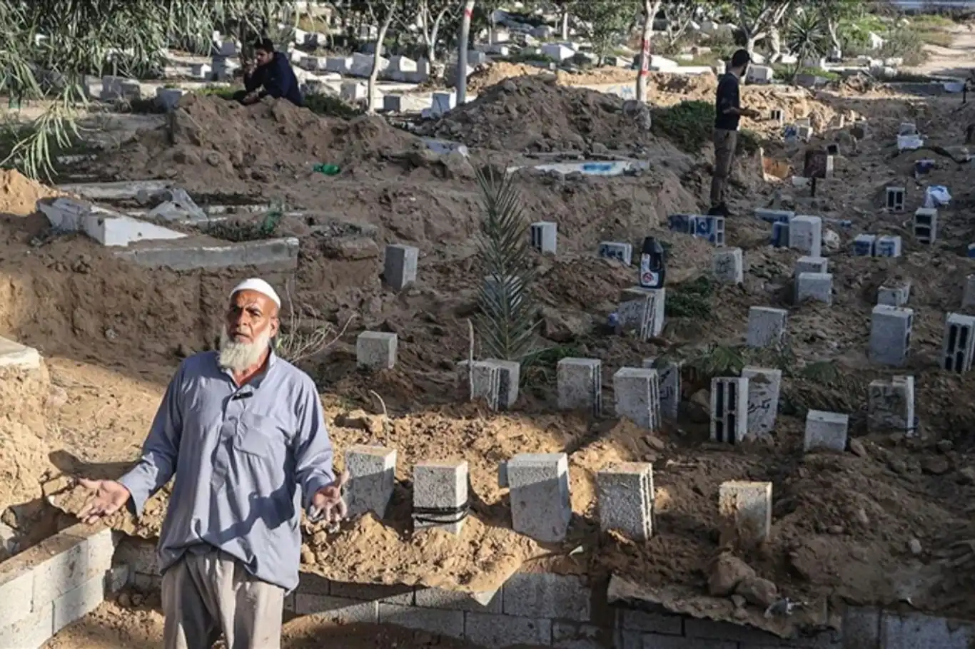 وكالة أسوشيتد برس: فلسطينيون يعيشون بين القبور في غزة