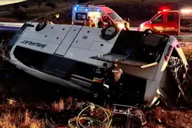 Yolcu otobüsü şarampole devrildi: 2 ölü, 21 yaralı