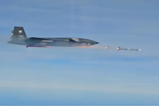 Bayraktar KIZILELMA'dan dünyada bir ilk: Hava-hava füzesiyle hedefini vurdu