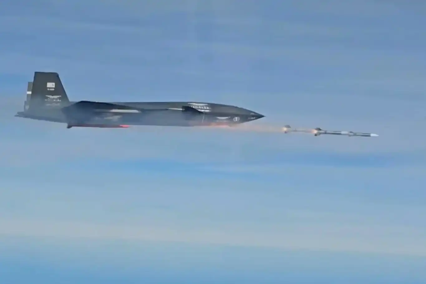 إنجاز عسكري جديد لتركيا.. مسيرة "بيرقدار قزل إلما" تصيب هدفاً جوياً بصاروخ جو–جو