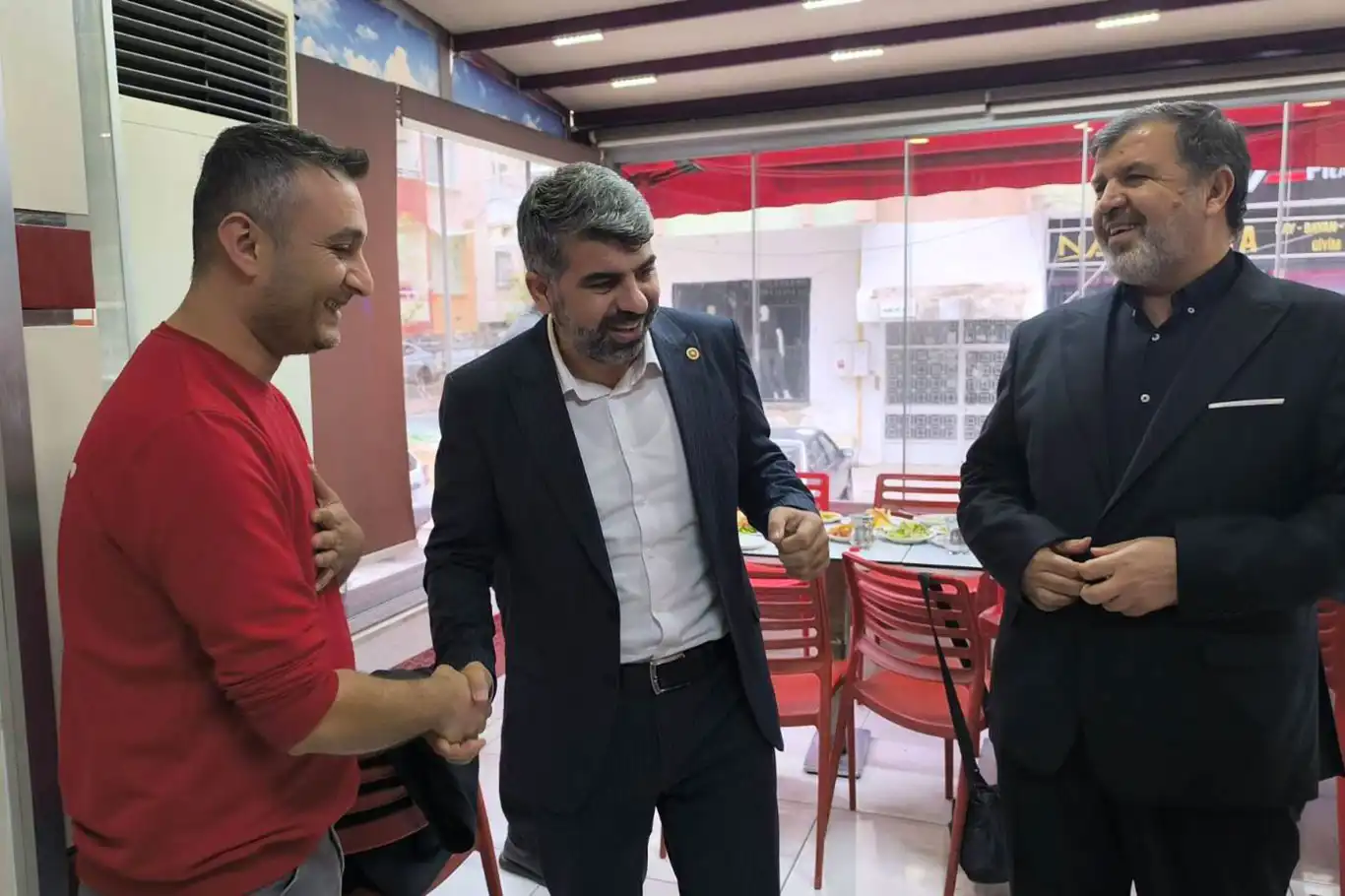 HÜDA PAR Mersin Milletvekili Dinç, Tarsus'ta esnaf ziyareti gerçekleştirdi