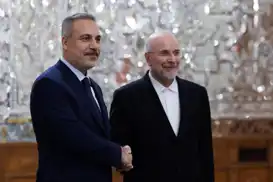 وزير الخارجية التركي هاكان فيدان يبحث مع رئيس البرلمان الإيراني قاليباف العلاقات الثنائية والتطورات الإقليمية