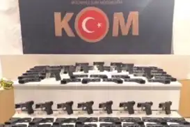 Eskişehir’de arızalı süsü verilen araçtan 480 tabanca ve binlerce silah parçası çıktı