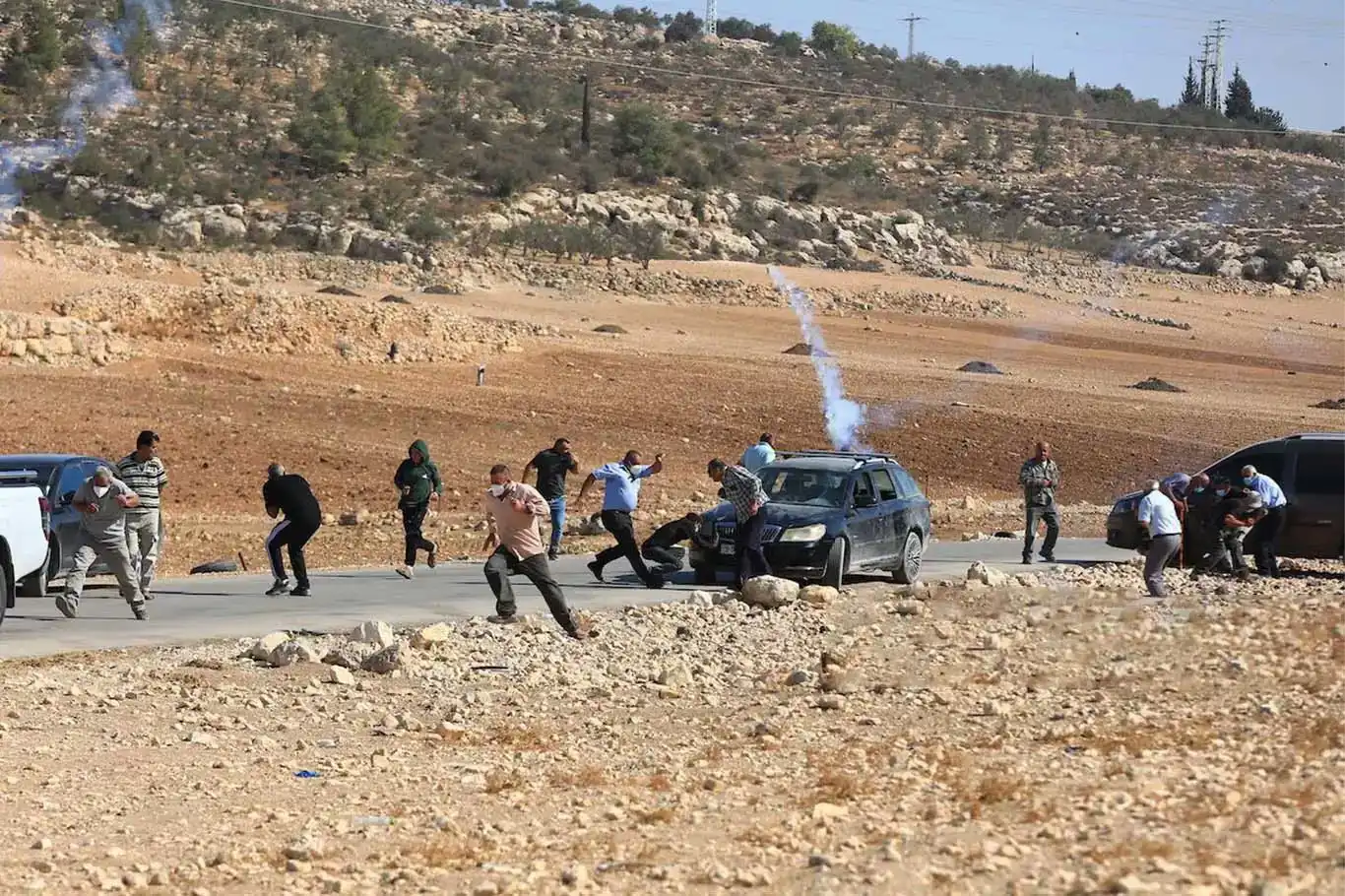 وسط مواجهات عنيفة..الاحتلال يشنّ مداهمات واسعة في الضفة الغربية