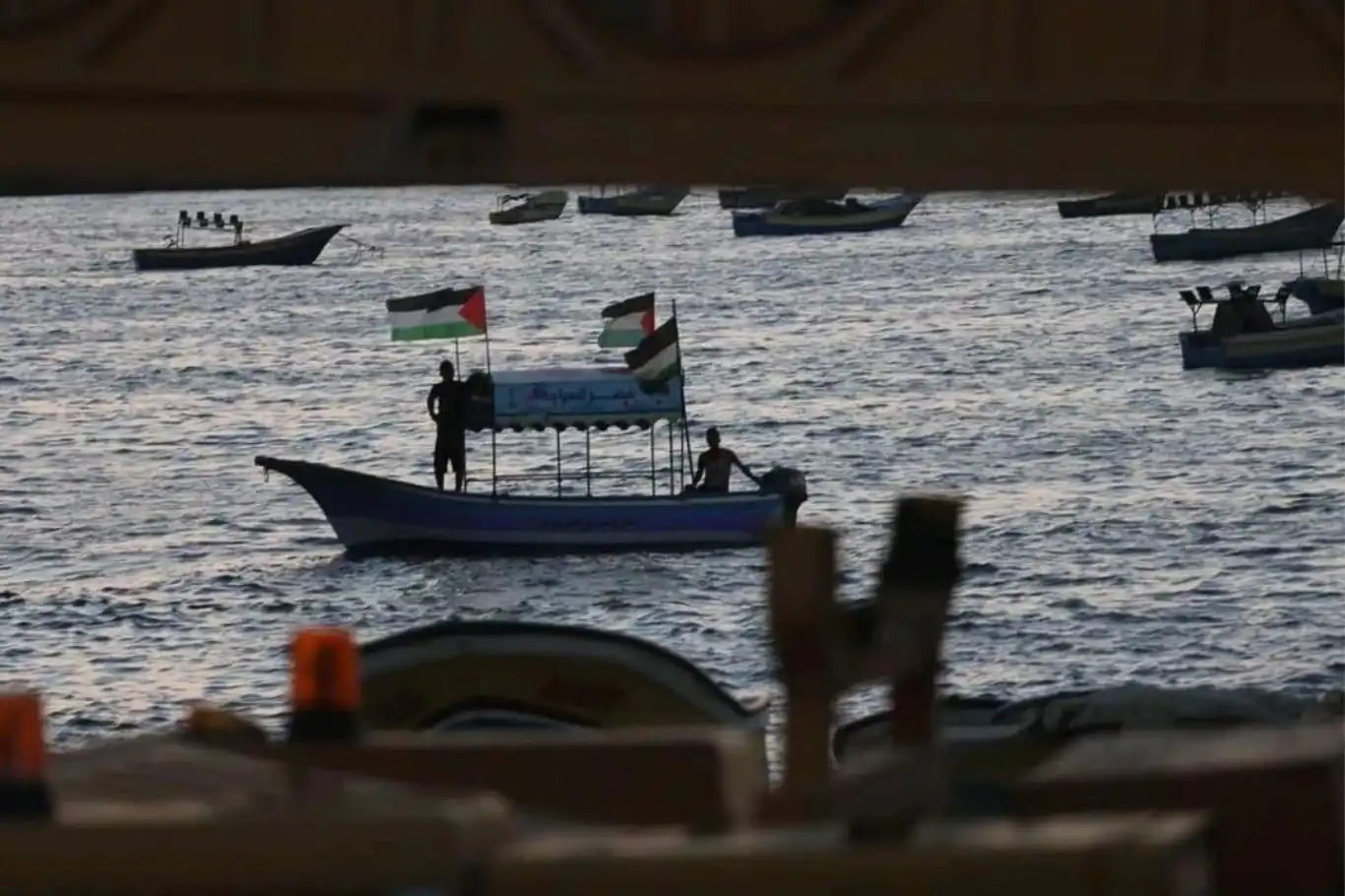 بحرية الاحتلال تحتجز خمسة صيادين فلسطينيين قبالة سواحل غزة