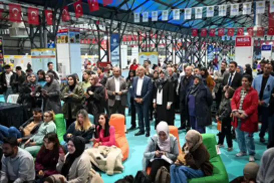 Malatya'daki kitap fuarına katılan şair ve yazarlar: İnsanların ilgisi oldukça iyi