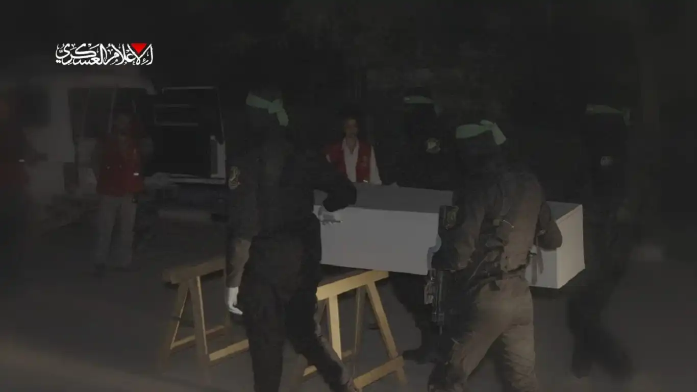 القسام تسلم جثمان أسير إسرائيلي آخر للصليب الأحمر التزامًا بالاتفاق