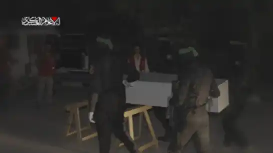 القسام تسلم جثمان أسير إسرائيلي آخر للصليب الأحمر التزامًا بالاتفاق