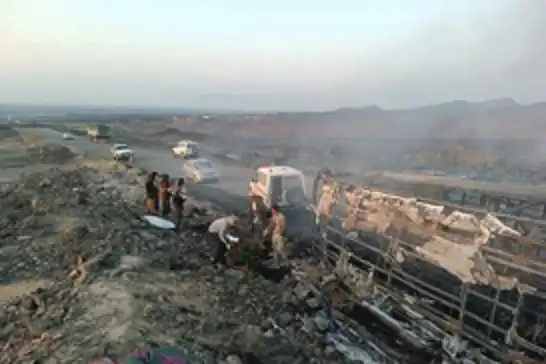 Li başûrê Yemenê otobûs û mînîbûs li hev qelibîn: 34 mirî