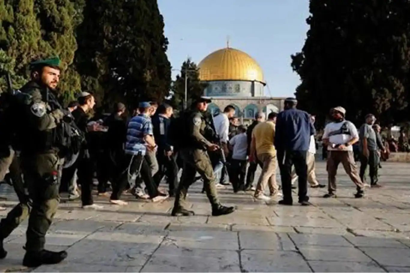 Yüzlerce siyonist yerleşimci, Mescid-i Aksa'yı bastı