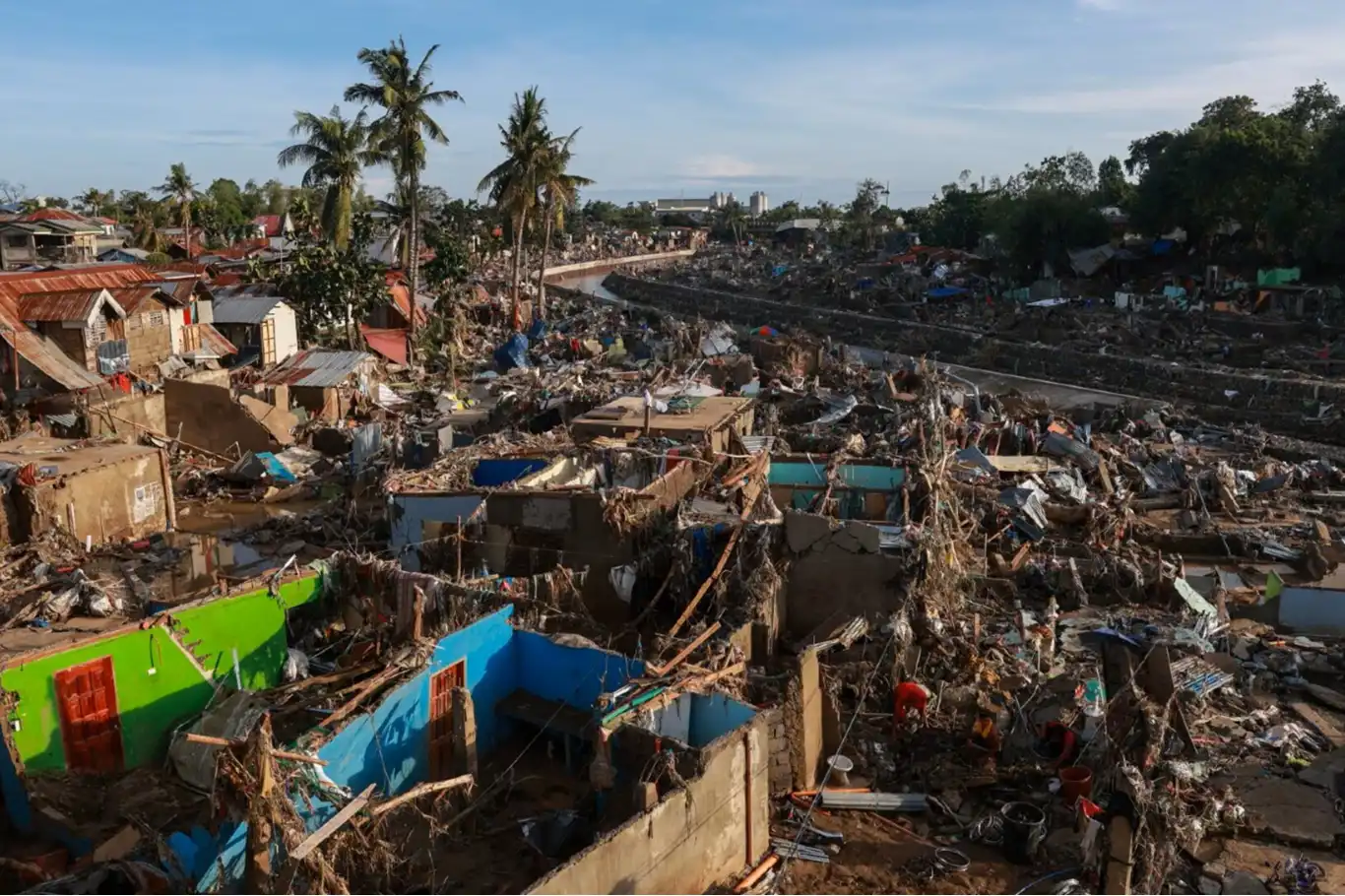 Kalmaegi Tayfunu, Vietnam'a ulaşarak büyük hasara yol açtı
