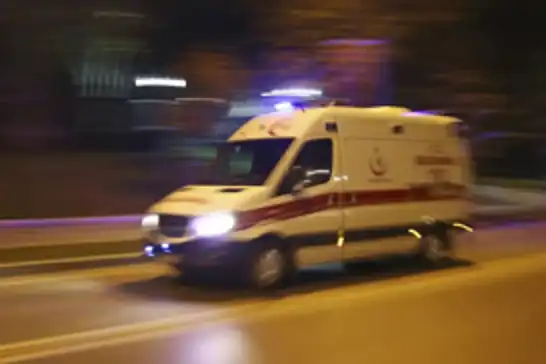 Motosiklet yayalara çarptı: 1'i ağır 3 yaralı