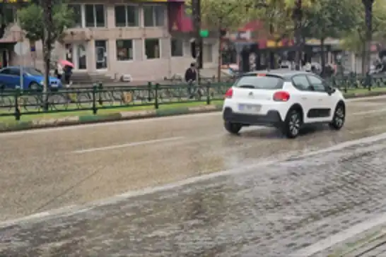 Meteoroloji'den kuvvetli yağış uyarısı: Bazı bölgelerde sağanak ve fırtına bekleniyor