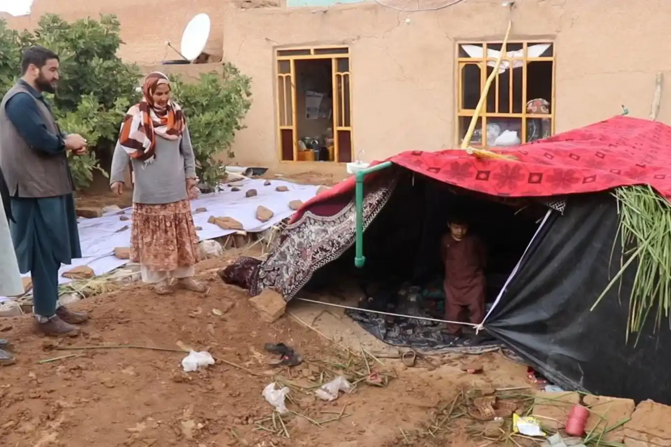 Afganistan'daki deprem mağdurları, yaygın yıkımın ortasında barınak ve destek arıyor