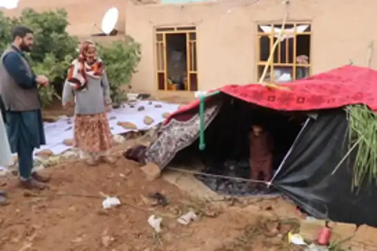 Qurbaniyên erdhejê li Efxenistanê di nav wêraniyên berfireh de li stargeh û piştgiriyê digerin