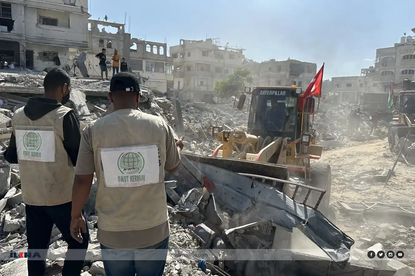 قافلة الأمل تواصل جهودها في إزالة الأنقاض في غزة